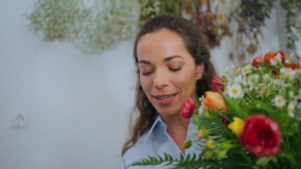Floristry Arbetare Lla Bukett Blommor Arrangemang Vackra Blommor Anlã Ggning — Stockvideo