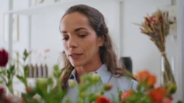 Fokuseret Blomsterbutik Arbejdstager Fortælle Smukke Buket Pris Plante Butik Nærbillede – Stock-video