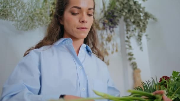 Serious Florist Prepare Flowers Plant Shop Close Beautiful Woman Owner — Stock Video