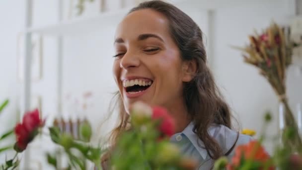 Смеющаяся Женщина Наслаждается Цветочной Композицией Профессиональном Цветочном Магазине Закрыть Радостной — стоковое видео
