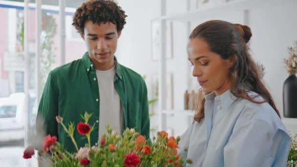 Flower Shop Owner Show Bouquet Composition Close Friendly African Client — Stock Video