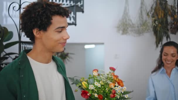 Gülümseyen Müşteri Çiçekçiden Çiçek Almaktan Hoşlanıyor Mutlu Afrikalı Adam Çiçekçi — Stok video