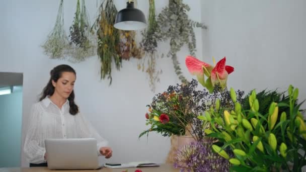 Töprengő Virágüzlet Vállalkozó Kezd Dolgozni Virágüzlet Irodájában Szekrény Elfoglalt Fiatal — Stock videók