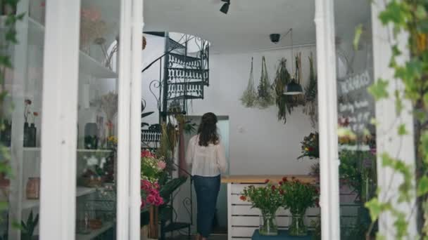 Dinlenmiş Çiçekçi Çiçekçide Işe Başlıyor Kendine Güvenen Kadını Çiçekçi Dükkanı — Stok video