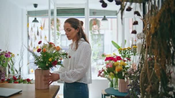花店的零售商在美丽的春天工厂的业务中做花束 亲密的女企业家喜欢工作场所 花店员工准备花束布置 工作概念 — 图库视频影像