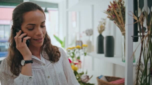 Lächelnde Geschäftsfrau Telefoniert Mit Dem Handy Blumenladen Nahaufnahme Schöne Unternehmermädchen — Stockvideo