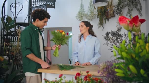 Krullend Koper Winkel Bloemstuk Plantenwinkel Vreugdevolle Zakenvrouw Verkopen Bloemen Artistieke — Stockvideo