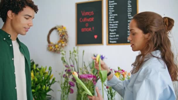 Millennial Bloemist Helpen Klant Bloemen Kopen Creatieve Bloemenwinkel Een Knappe — Stockvideo