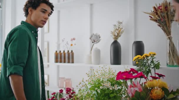Schönes Paar Kauft Blumen Bei Romantischem Date Nahaufnahme Junge Freundin — Stockvideo