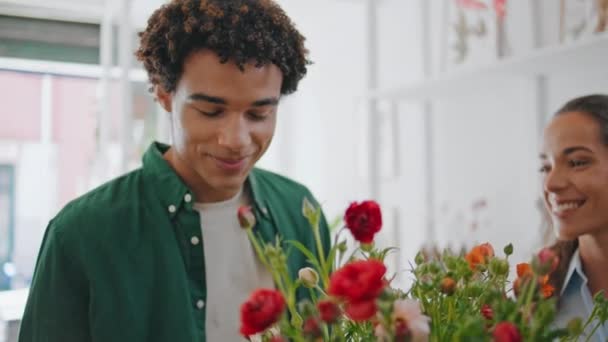 Homme Satisfait Sent Les Fleurs Dans Magasin Gros Plan Cheveux — Video