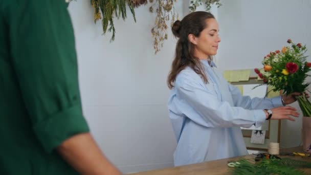 여자는 가게에서 합니다 사업가가 꽃집에서 카모마일 배열을 닫습니다 — 비디오