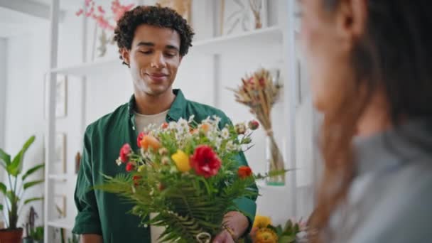 Cliente Flor Pele Preta Comprar Artesanato Bela Arte Floricultura Loja — Vídeo de Stock