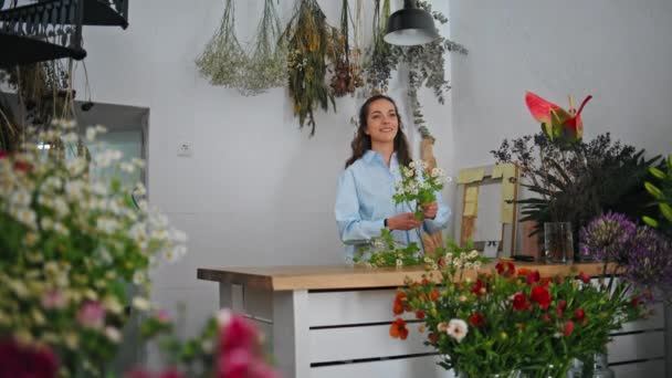 Schöne Floristin Verkauft Blumen Pflanzenladen Junge Geschäftsfrau Hilft Kundin Blumenladen — Stockvideo
