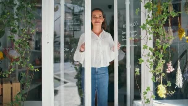 美しい花屋オープンドアショップ 自信ある起業家女性がフラワービジネスを始める 笑顔のビジネスマンは 植物のブティックでカメラを見ます 幸福の花屋小売モダンなライフスタイルのコンセプト — ストック動画