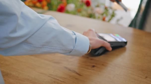 Klantenbetaalautomaat Terminal Floristische Winkel Sluiten Bruine Huid Handen Kopen Bloemen — Stockvideo