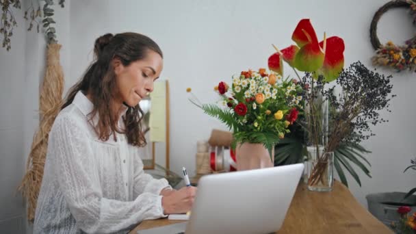 Odaklanmış Girişimci Çiçekçi Masasında Çalışıyor Düşünceli Kadın Çiçekçi Mağazadaki Defter — Stok video