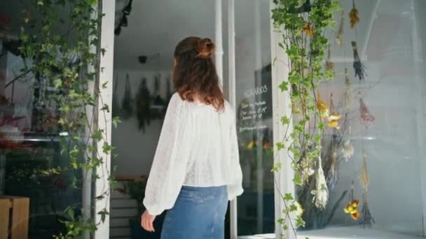 Girişimci Kadın Çiçekçi Dükkanı Açtı Kendine Güvenen Kız Doğal Çiçekçi — Stok video