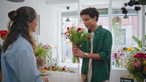 Comprador Emocional Dar Presente Flor Bela Florista Mulher Close Namorado — Vídeo de Stock