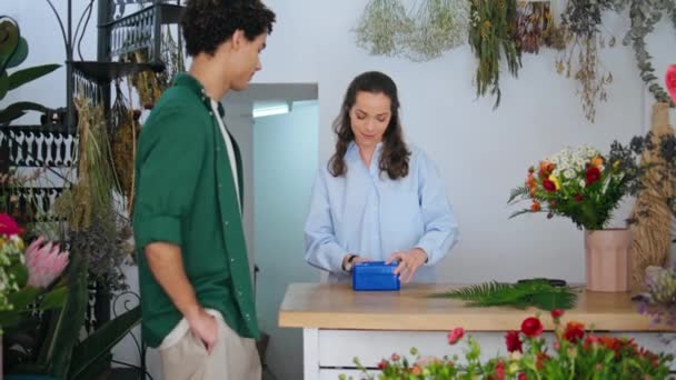 Floricultura Proprietário Negócio Vender Flores Cliente Cabelo Encaracolado Satisfeito Pagar — Vídeo de Stock