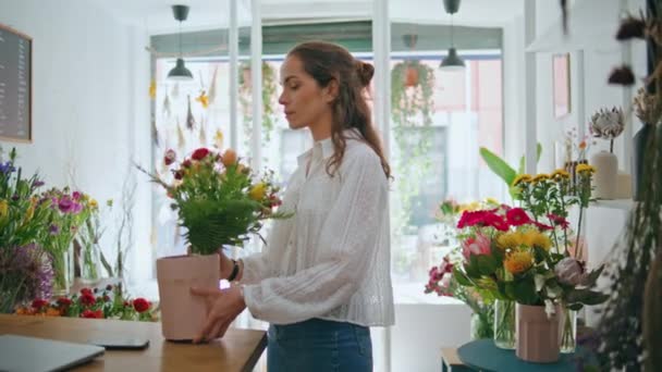 Vacker Florist Titta Kamera Blomma Arbetsplats Jobb Närbild Glad Flicka — Stockvideo