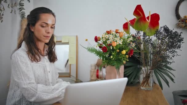 Nachdenkliche Geschäftsfrau Tippt Computer Laptop Blumenladen Konzentrierte Unternehmerin Macht Sich — Stockvideo