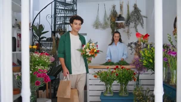 Pembeli Bunga Santai Meninggalkan Toko Tanaman Kota Musim Panas Manusia — Stok Video