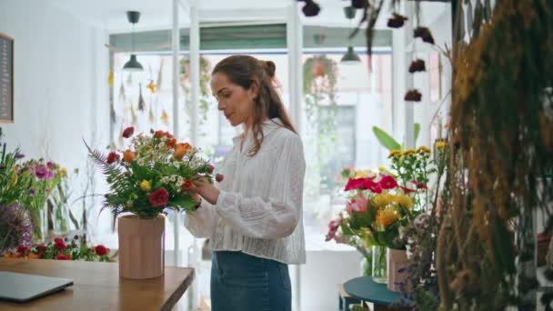 Florista Ocupado Fazer Buquê Local Trabalho Loja Flores Closeup Pequeno — Vídeo de Stock