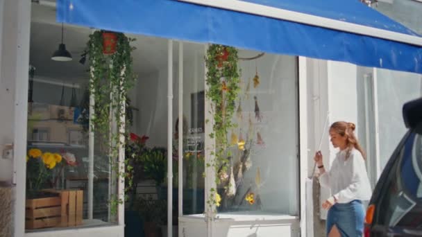 成功的花匠在夏城开了家商店 有重点的花店在外面准备花店 年轻的女企业家创办了自己的企业 花草式零售 工作职业工作专业概念 — 图库视频影像