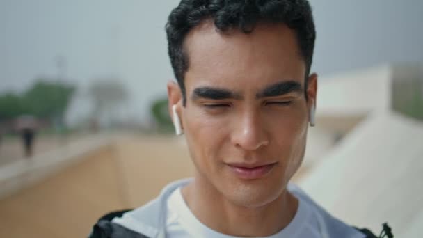 Dışarıda Kulaklık Dinleyen Gülen Adam Portresi Mutlu Sporcu Adam Şehir — Stok video