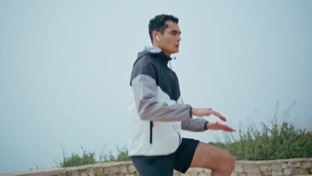 Atleta Profesional Haciendo Ejercicio Cardiovascular Guapo Deportista Saltando Rodilla Alta — Vídeos de Stock
