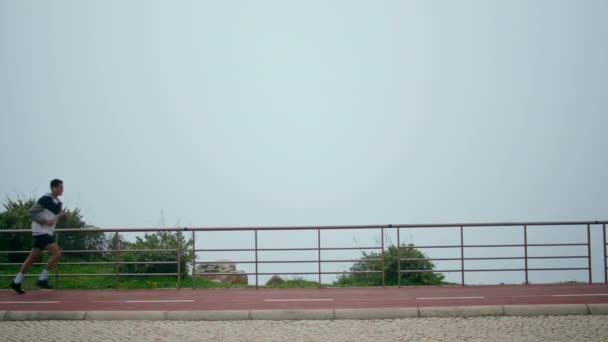 Sportlicher Typ Beim Morgendlichen Laufen Nebel Motivierte Sportler Trainieren Joggingstrecke — Stockvideo