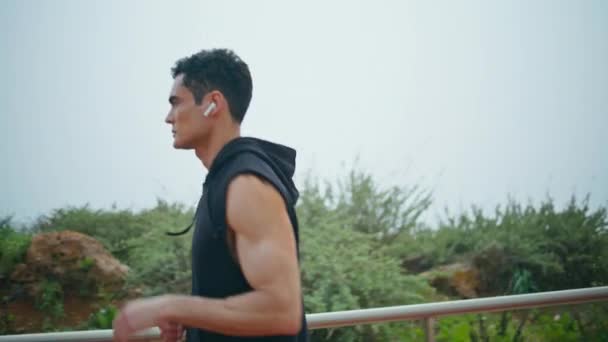 Сильний Спортсмен Біжить Міським Парком Тупий Ранок Язистий Мотивований Хлопець — стокове відео