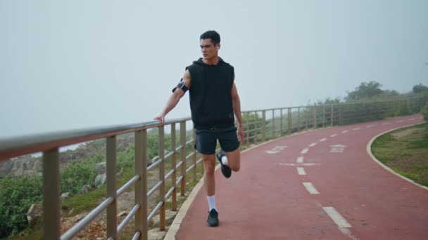 Γυμναστής Που Τεντώνει Πόδια Του Πριν Τρέξει Επαγγελματική Εκπαίδευση Δρομέα — Αρχείο Βίντεο