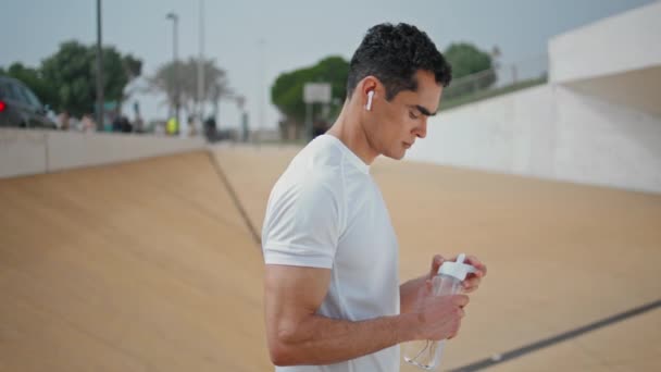 Muskularny Sportowiec Pijący Butelkę Świeżym Powietrzu Profesjonalny Biegacz Odświeżenie Odpoczynku — Wideo stockowe