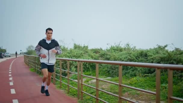 Trening Biegaczy Świeżym Powietrzu Nadmorskim Parku Motywowany Tor Joggingu Sportowca — Wideo stockowe