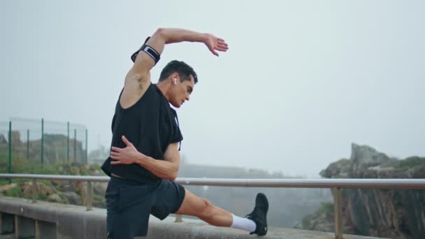 Hombre Corredor Estirando Cuerpo Calle Atleta Musculoso Calentándose Antes Curva — Vídeos de Stock