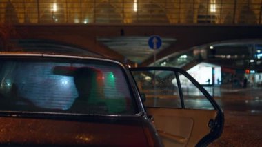 İş adamı araba kapısını açıyor ve gece sokağına giriyor. Yakışıklı takım elbiseli sürücü akşam üstü otomobili kapattı. Seçkin bir erkek, havaalanına giderken otomobilden çıkıyor. Kentsel kasaba konseptinde yaşam tarzı