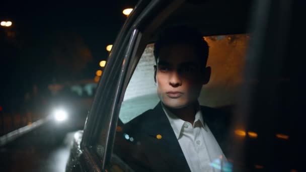 Bogaty Biznesmen Jeżdżący Samochodem Nocy Elegancki Reżyser Siedzący Tylnym Siedzeniu — Wideo stockowe