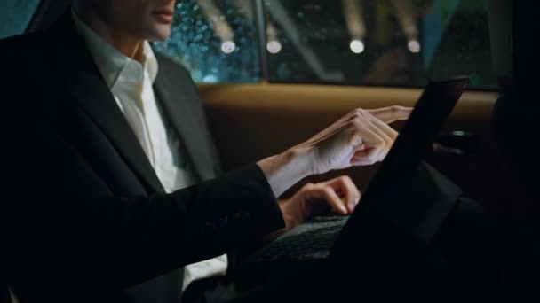 商人在私家车特写中用手敲击平板电脑屏幕 未知的男性专业工作垫设备浏览互联网汽车 正式服装经理在夜车窗口使用选项卡 — 图库视频影像