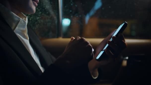 Zbliżenie Biznesmen Ręka Przewijanie Telefon Nocnym Samochodzie Nieznany Mężczyzna Trzymający — Wideo stockowe