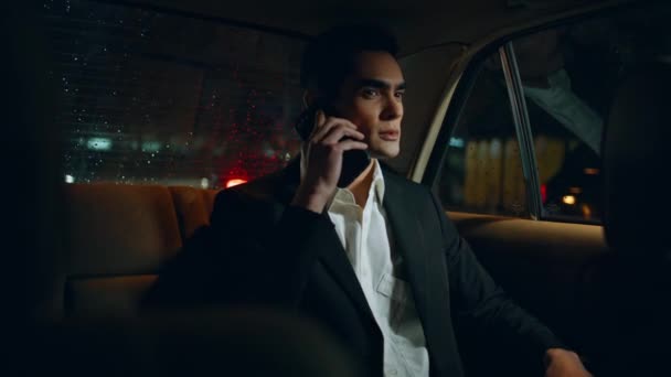 Pengusaha Sukses Berbicara Telepon Genggam Dekat Kendaraan Pria Ponsel Berbicara — Stok Video