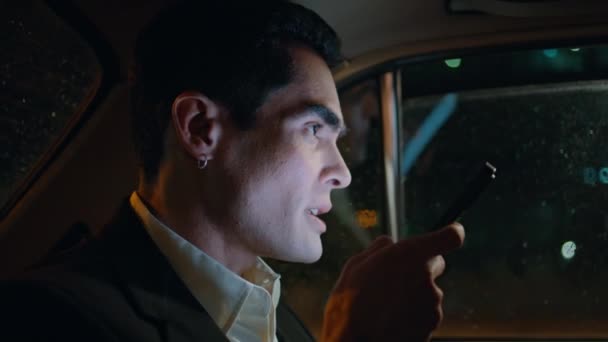 Elegancki Pasażer Nagrywania Wiadomości Głosowych Pomocą Smartfona Zbliżeniu Samochodu Bogaty — Wideo stockowe