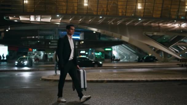 Hombre Negocios Llevando Equipaje Caminando Arquitectura Nocturna Traje Formal Viajero — Vídeos de Stock