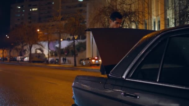 Αυτοπεποίθηση Τουριστικό Άνοιγμα Πορτ Μπαγκάζ Αυτοκινήτου Στο Βράδυ Της Πόλης — Αρχείο Βίντεο