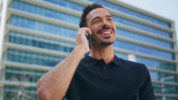 Latin Man Pratar Mobiltelefon Gatan Närbild Glad Affärsman Slutar Smartphone — Stockvideo