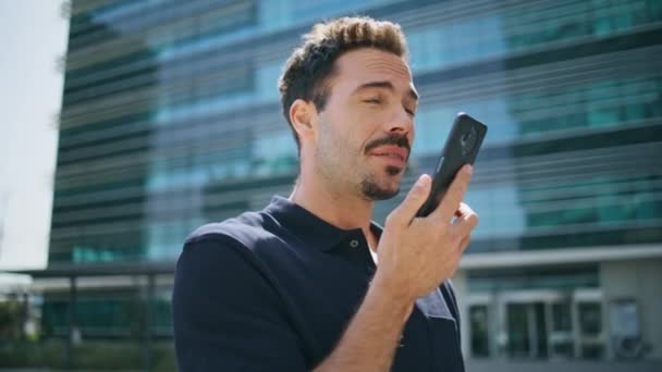 Seriös Man Talar Dynamik Mobiltelefon Glas Byggnad Plats Närbild Snygg — Stockvideo