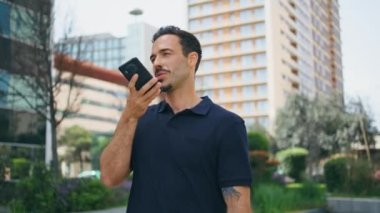 Genel müdür şehir merkezinde sesli mesaj kaydediyor. İş bölgesinde cep telefonu sanal asistanı kullanan başarılı bir adam. Rahatlamış iş adamı müşteri ses yolluyor. Dijital yaşam