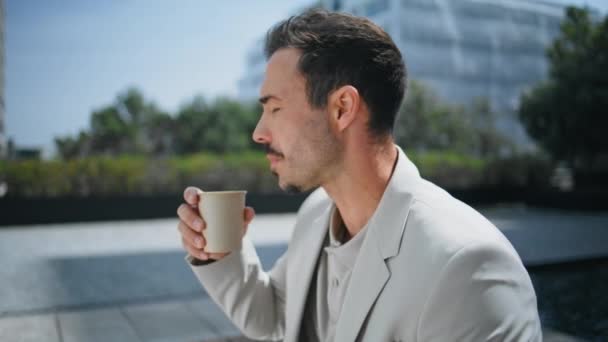 Uomo Ispanico Che Beve Caffe Soleggiato Primo Piano Quadrato Tranquillo — Video Stock
