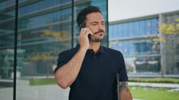 Seriöser Typ Der Hintergrund Eines Bürogebäudes Telefoniert Besorgter Mann Gespräch — Stockvideo