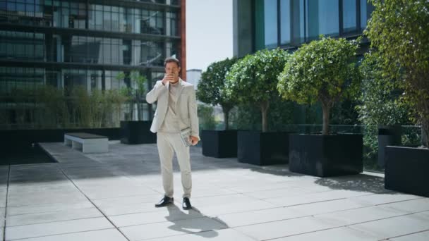 Kendine Güvenen Yönetmen Sunny Square Kahve Içiyor Sakin Sakin Işadamı — Stok video